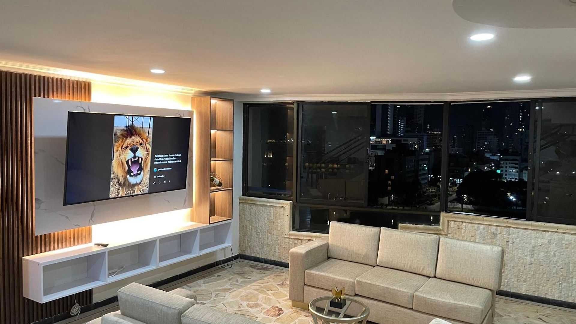 Apartamento En El Laguito Frente Al Mar