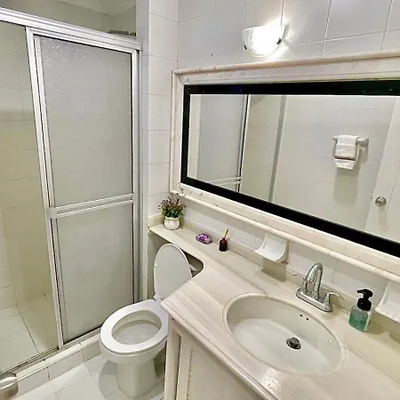 Apartamento En El Laguito Frente Al Mar